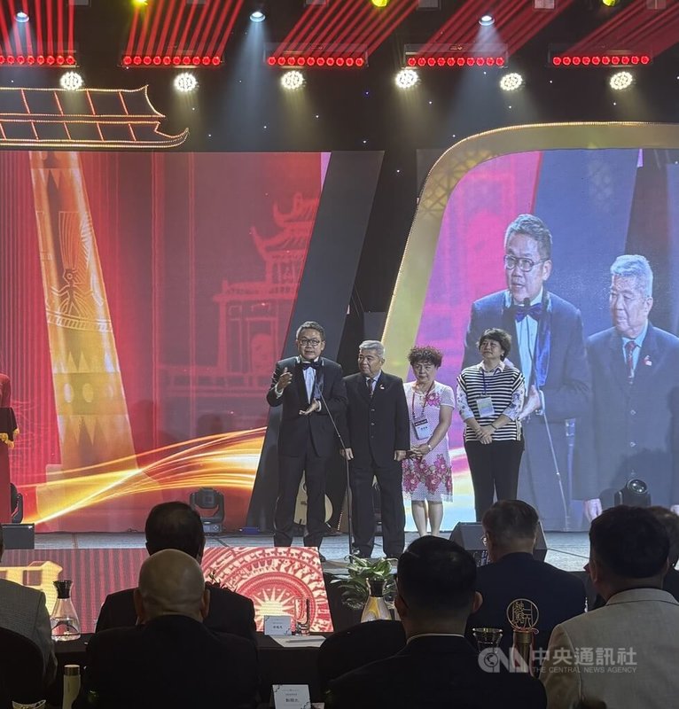 越南台灣商會聯合總會14日的活動別開生面,仿效「金曲獎」頒獎典禮舉辦,充滿新生代的創意與活力。駐越南代表劉世忠受邀為創會會長蔡寵恩與呂春霖「頒發獎項」,感謝其為越南台商的貢獻與付出。中央社記者曾婷瑄河內攝 114年12月15日