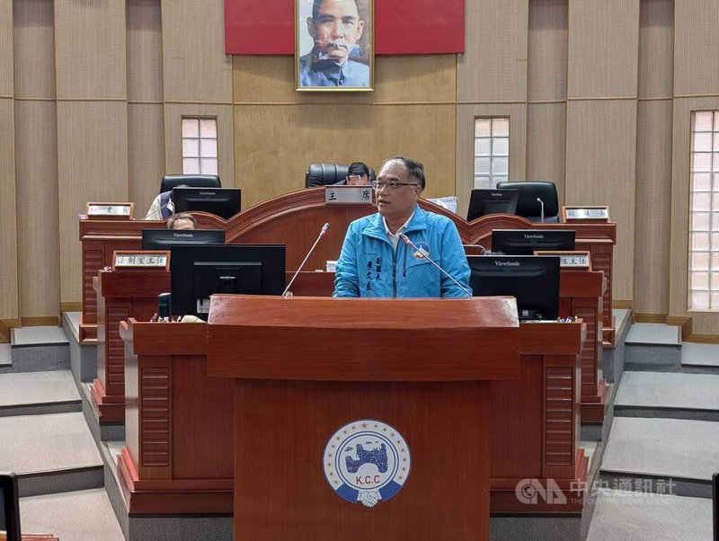 金門縣議會16日定期會中，金門縣副縣長李文良（前）針對財劃法議題說明，中央雖增加對地方補助，但也研議事務隨之分擔，如離島垃圾清運回台灣費用等。中央社記者吳玟嶸攝　114年12月16日