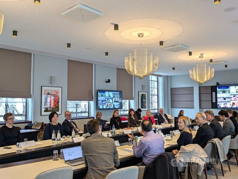 中山大學與倫敦大學亞非學院(SOAS)積極推動一年,15日正式簽約,啟動台英之間第一個碩士雙聯學位學程,簽約前雙方舉行會議,回顧磋商過程並展望未來,台灣方面有駐英國代表姚金祥在倫敦實體與會。中央社記者陳韻聿倫敦攝 114年12月16日