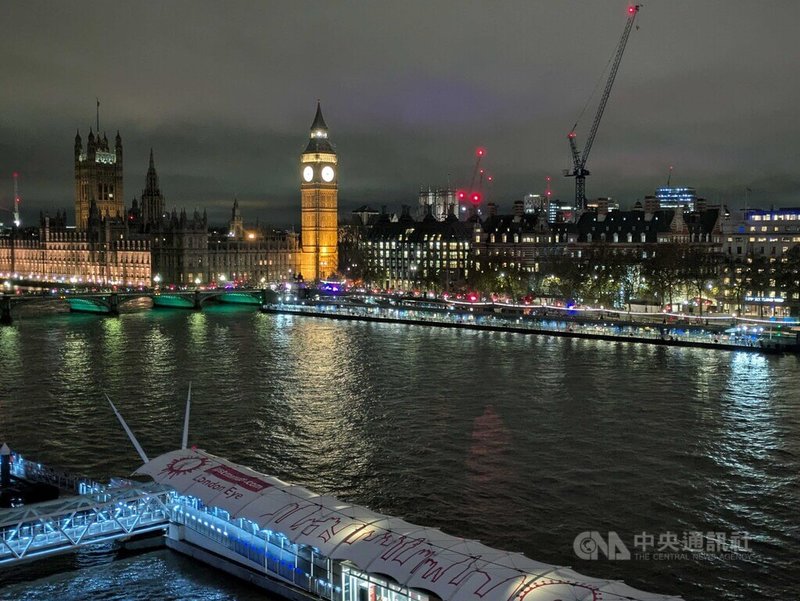 英國國會情報暨安全事務委員會15日發布報告，提到政府應盡速決定，是否將中國納入外國影響力登記計畫的「加強管控」級別。圖為夜間遠眺英國國會大樓大笨鐘。中央社記者陳韻聿倫敦攝　114年12月16日