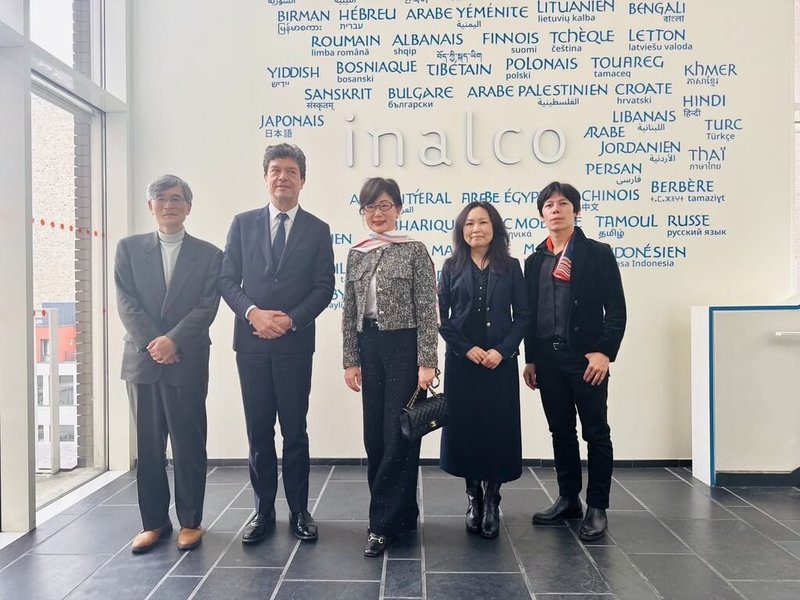 法國國立東方語言與文化學院(INALCO)與駐法代表處教育組簽署台灣研究講座備忘錄。講座負責人劉展岳(右1)說,他在這項5年期計畫中選擇從文化角度切入。(駐法代表處教育組提供)中央社記者曾依璇巴黎傳真 114年12月16日