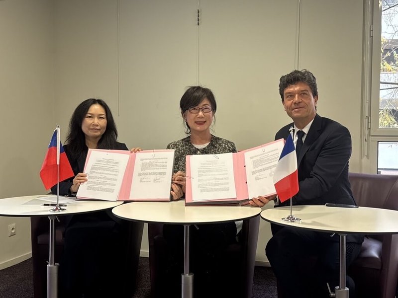 法國國立東方語言與文化學院校長余曦（Jean-François Huchet，右）與駐法代表處教育組長陸美珍（左）簽署台灣研究講座備忘錄，駐法代表郝培芝（中）見證。（駐法代表處教育組提供）中央社記者曾依璇巴黎傳真　114年12月16日