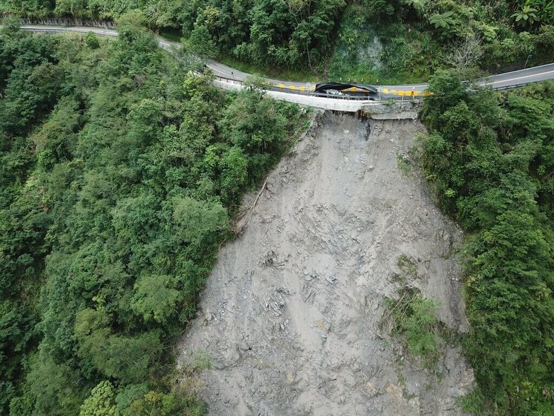 農業部林業及自然保育署宜蘭分署16日表示,園區內道路宜專1線7公里處因路基崩塌,將從115年3月3日至4月30日辦理第2階段路基復建工程。(農業部林業及自然保育署宜蘭分署提供)中央社記者王朝鈺傳真 114年12月16日