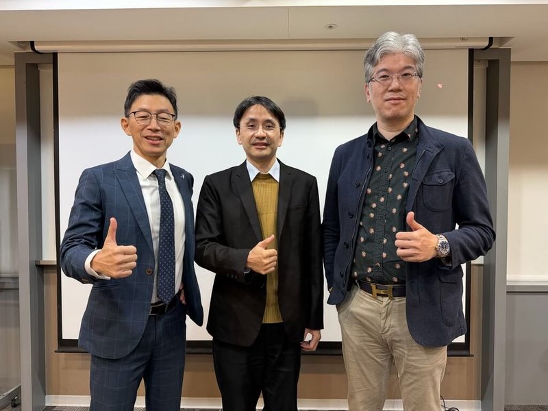 首席國際顧問公司16日舉行投資展望說明會，香港聚芯資本管理合夥人陳慧明（左）、對沖基金Captain Global Fund創辦人程正樺（右）、知識力科技執行長曲建仲（中）等半導體專家預估，2026年全球半導體產業營收將成長26%。（首席國際提供）中央社記者吳家豪傳真　114年12月16日