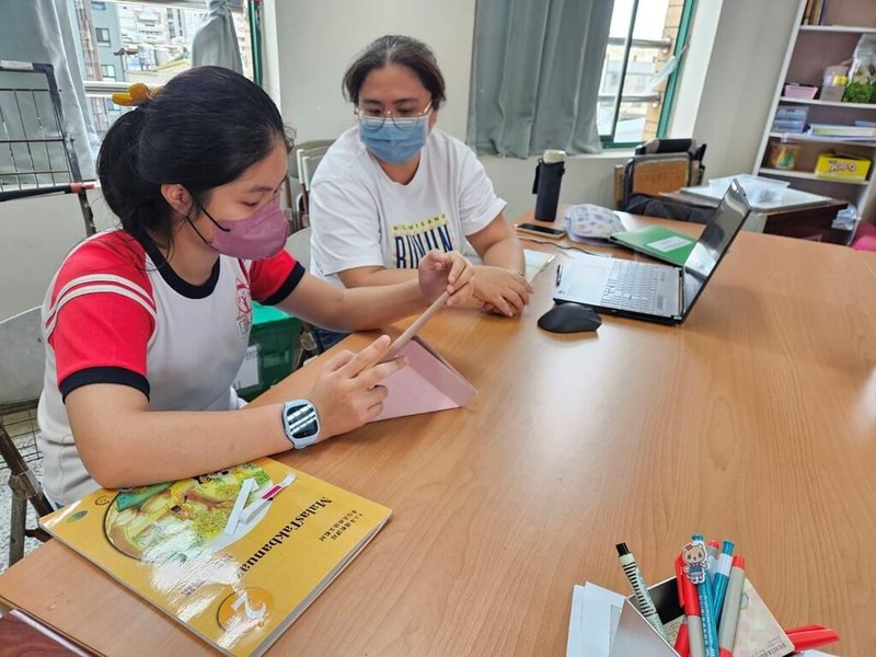 國家語言發展法將原住民族語文納入國中小課程，教育部16日發布新聞稿指出，114學年度有2004校開設1.8萬班，4.9萬名學生修課。台中市新興國小布農族語教師運用AI設計試題，大幅提升教材編製效率和內容多樣性。（教育部提供）中央社記者陳至中傳真　114年12月16日