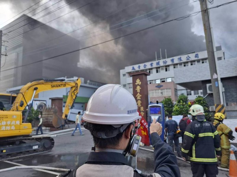 高雄大發工業區一間工廠16日發生火警，經查是塑膠製品製造程序加熱爐爆炸，造成粒狀物排放，環保局依空污法開罰，最高可罰500萬。也提醒高雄大寮區、屏東新園鄉居民注意污染。（高市環保局提供）中央社記者洪學廣傳真　114年12月16日