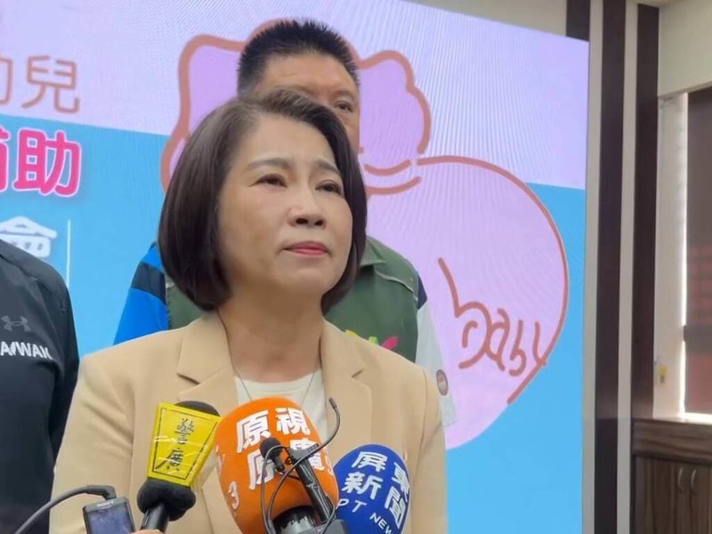 屏東縣長周春米16日出席未滿1歲嬰幼兒營養補助記者會，會後接受媒體聯訪表示，立法院濫權已達違憲程度，地方支持行政院不副署財劃法，應讓憲法法庭運作，決定行政立法間平衡。（讀者提供）中央社記者黃郁菁傳真 114年12月16日