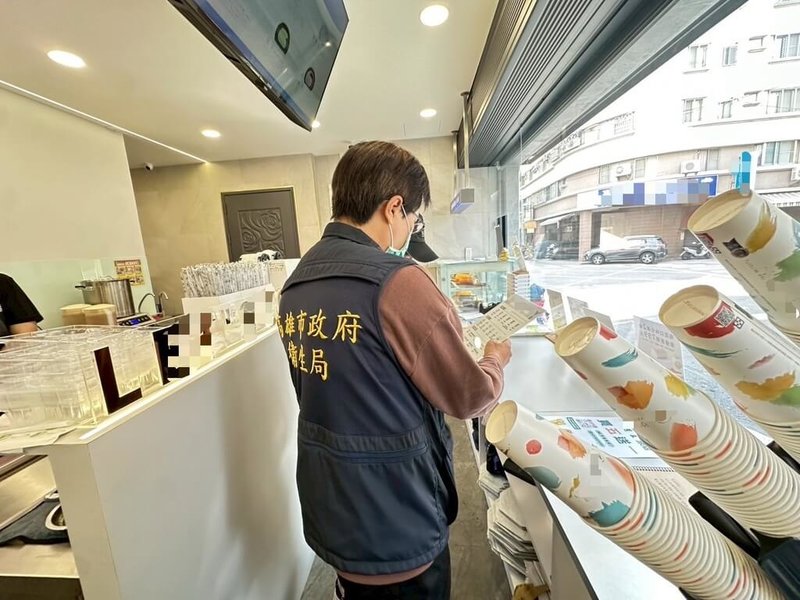 高雄市衛生局16日公布市售現場調製飲品咖啡因稽查結果，此次稽查36家連鎖手搖飲、超商及速食店等業者，結果全數合格，36家業者均依規定標示咖啡因含量。（高雄市衛生局提供）中央社記者林巧璉傳真　114年12月16日