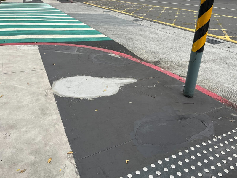 民進黨台北市議員陳賢蔚16日表示，接獲民眾陳情，指台北表演藝術中心戶外廣場地坪補丁密布且凹凸不平，已影響行人安全及市容景觀，要求市府相關單位盡快改善。（議員辦公室提供）中央社記者劉建邦傳真　114年12月16日