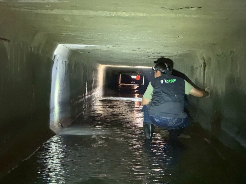 桃園市蘆竹區一處砂石場涉非法排放含有重金屬等有害物質的泥漿廢污水，檢警和環保人員聯手調查蒐證。（桃園市政府環保局提供）中央社記者葉臻傳真 114年12月16日