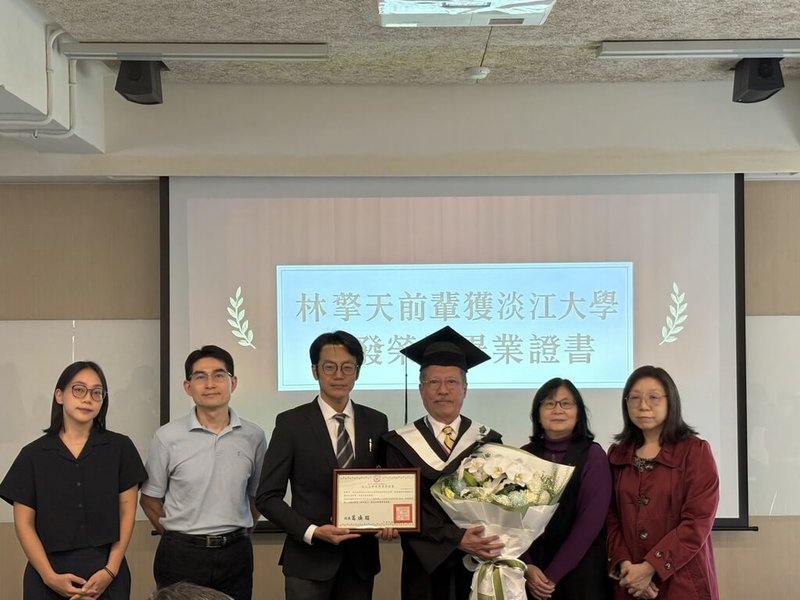 政治受難者林擎天（右3）16日重返國家人權博物館，獲淡江大學補發榮譽畢業證書，他勉勵在場學弟妹應努力思索人生意義，並強調「感恩是孕育其他美德的根源」。（國家人權博物館提供）  中央社記者趙靜瑜傳真　114年12月16日