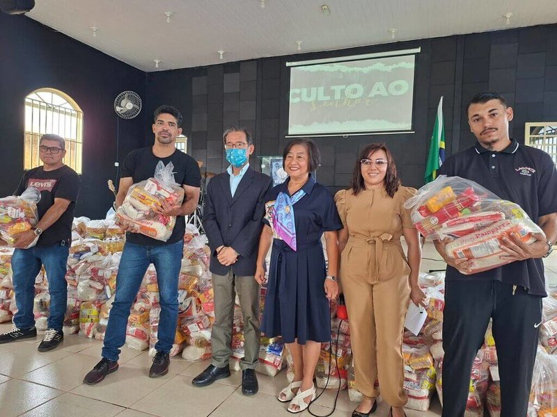 中華民國駐巴西代表廖志賢（左3）13日出席世界華人工商婦女企管協會巴西利亞分會在「第一浸信會」教堂舉行的「聖誕無飢餓」慈善活動，並捐贈物資。（駐巴西代表處提供）中央社記者唐雅陵聖保羅傳真　114年12月16日