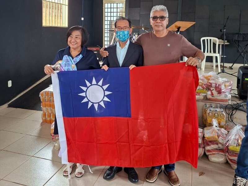 世界華人工商婦女企管協會巴西利亞分會13日舉辦「聖誕無飢餓」活動,捐贈150份基本食物籃給弱勢家庭;會長蔡慈慧(左)、駐巴西代表廖志賢(中)與教會牧師西薩(右)感謝各界協助,現場氣氛溫馨。(駐巴西代表處提供)中央社記者唐雅陵聖保羅傳真 114年12月16日