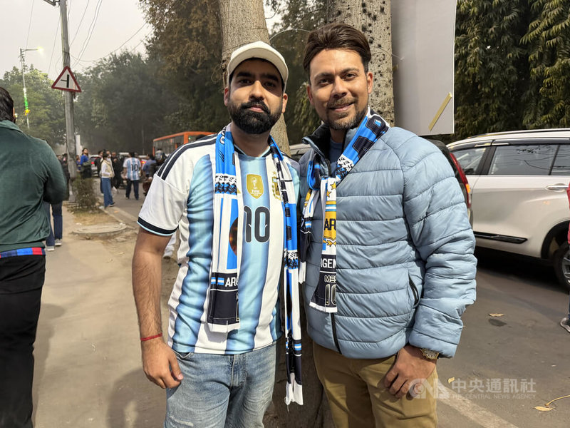 阿根廷足球巨星梅西稍早在加爾各答「快閃」,讓當地球迷氣炸,今天參加德里場活動的粉絲(如圖)表示,梅西是名偉大的球員,即便停留的時間短,「我們仍敬重他」。中央社記者李晉緯新德里攝 114年12月16日