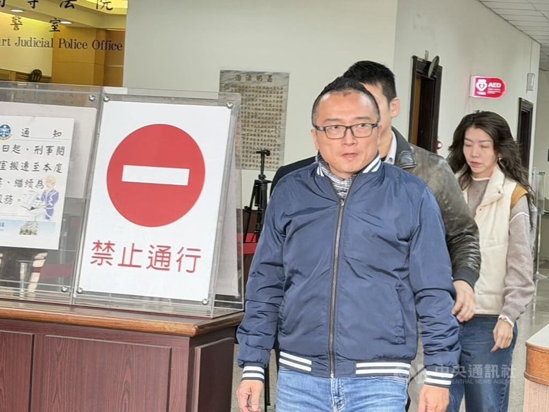 停職的新竹市長高虹安涉立委任內詐領助理費,二審台灣高等法院16日改依使公務員登載不實偽造文書罪判刑6月。民眾黨秘書長周榆修聆判後表示,高虹安沒有貪污,呼籲停止司法追殺。中央社記者劉世怡攝 114年12月16日