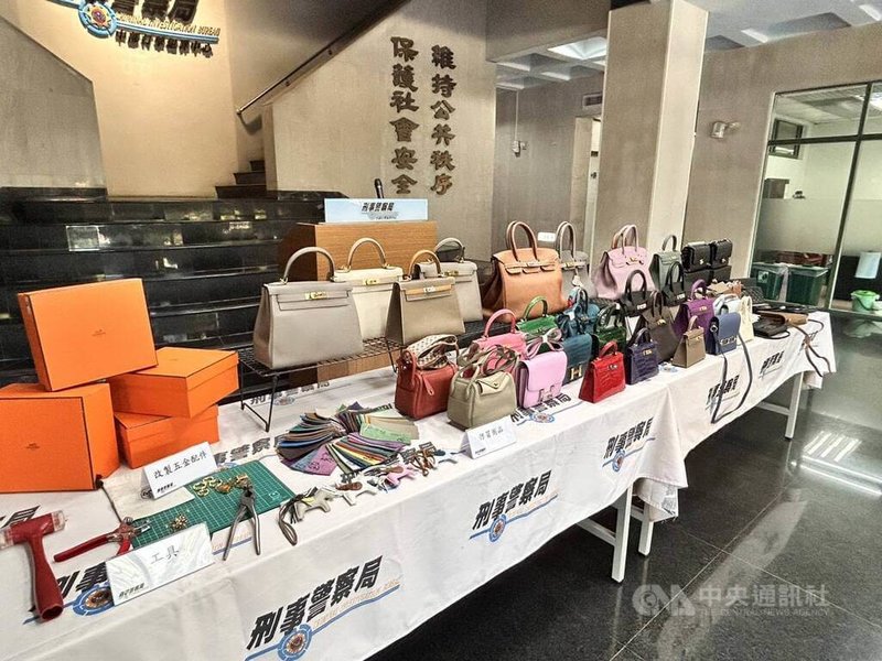 塗姓男子前往中國採購仿冒精品包，還學習仿品工廠相關技術，在台設工廠販售仿品牟利，經刑事局循線查獲，查扣侵權市值逾新台幣3000萬元的仿冒品，並將涉案4人移送台灣新北地方檢察署偵辦。（翻攝照片）中央社記者蘇木春傳真　114年12月16日