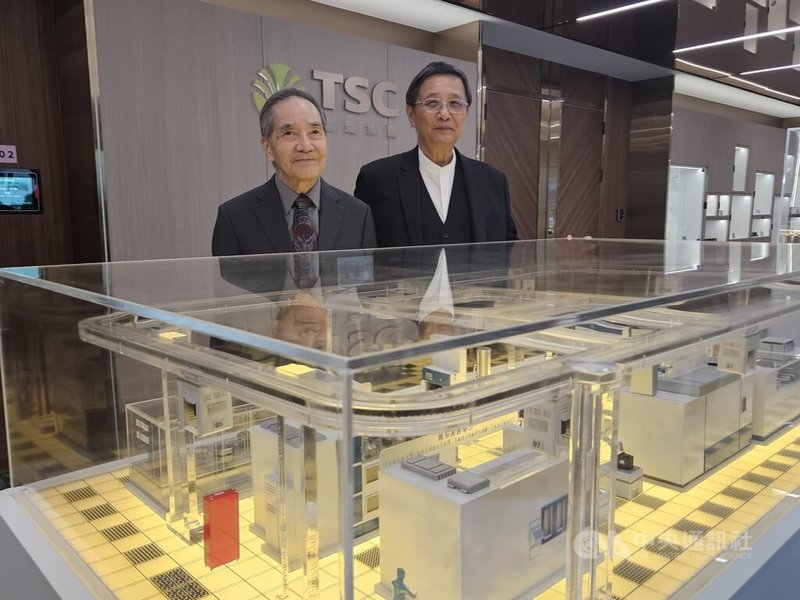 崇越科技董事長潘重良（右）與清華半導體研究學院院長林本堅16日宣布雙方深化產學合作，崇越捐贈3座半導體模型給清華大學半導體研究學院，協助教學展示與研究推廣。中央社記者曾仁凱攝　114年12月16日