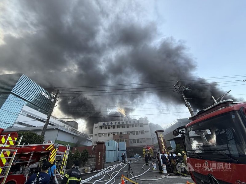 高雄大寮區大發工業區一間塑膠工廠16日中午疑似因機台起火，整間工廠竄出濃煙大火，消防局出動33車65人前往灌救，目前無人受傷受困，現場仍在滅火當中。中央社記者董俊志攝 114年12月16日