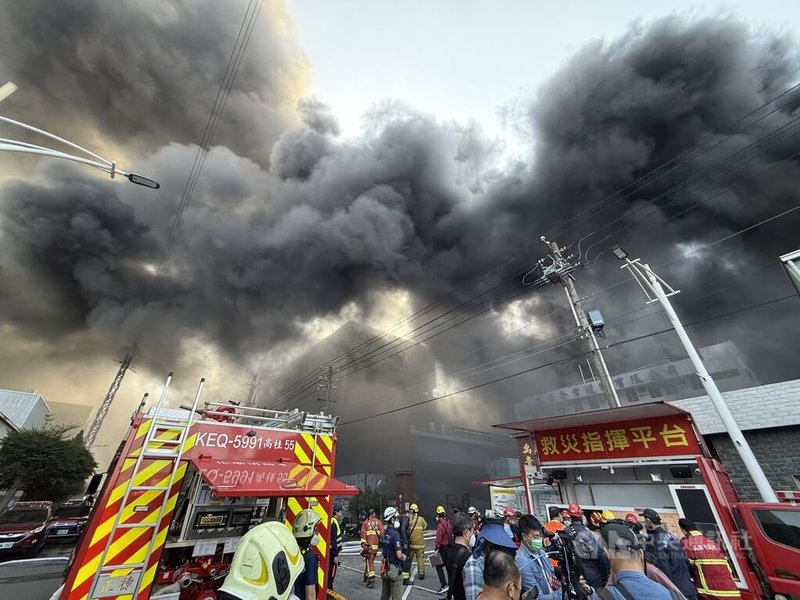 高雄大寮區大發工業區一間塑膠工廠16日中午疑似因機台起火，整間工廠竄出濃煙大火，經查是塑膠製品製造程序加熱爐爆炸，造成粒狀物排放，環保局依空污法開罰。中央社記者董俊志攝 114年12月16日