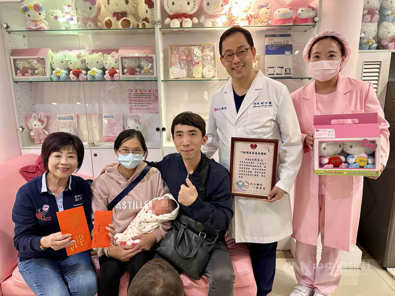 彰化縣溪州鄉芭樂青農王睿泉（中）與妻子周家沄（左2）於皓生醫院順利迎來第六胎，溪州鄉長江淑芬（左）致贈公所生育津貼並加碼個人紅包共新台幣5萬6000元，醫院院長蔡宗冀（右2）也特別製作「六胎順產家庭表揚狀」感謝他們為社會付出心力。中央社記者鄭維真攝 114年12月16日