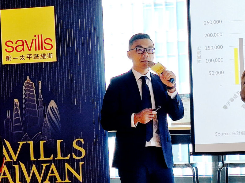 第一太平戴維斯董事長黃瑞楠（圖）16日出席2025年終記者會表示，明年上半年最大變數在於台美貿易關稅談判結果，將牽動企業投資布局與不動產需求走向。中央社記者何秀玲攝　114年12月16日