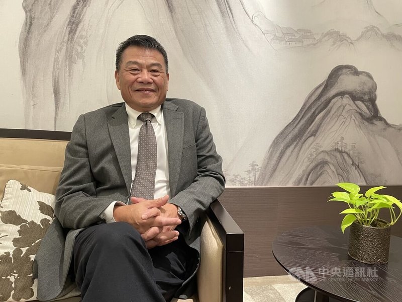 崇友總經理游本立（圖）16日表示，目前在手訂單規模達新台幣百億元，2026年業績看增，明年續布局客梯和高速梯。 中央社記者鍾榮峰攝 114年12月16日