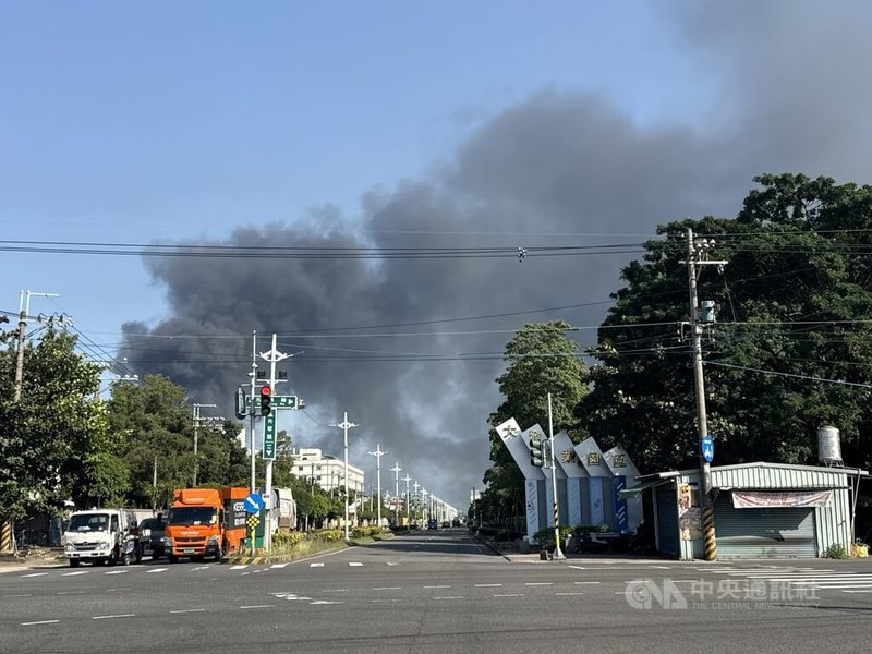 高雄大發工業區一間工廠16日發生火警，經查是塑膠製品製造程序加熱爐爆炸，造成粒狀物排放，現場竄出濃濃黑煙。中央社記者董俊志攝　114年12月16日