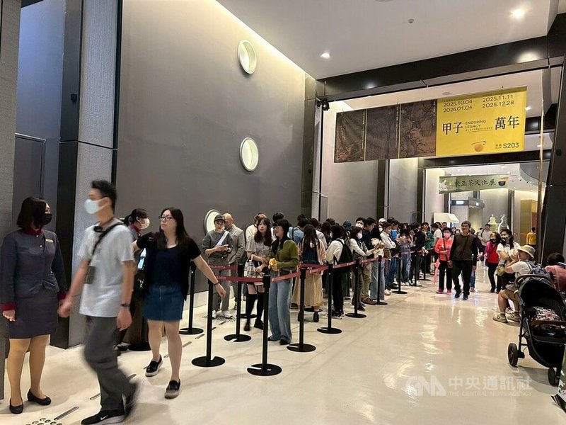 北宋三大巨碑式山水名作范寬「谿山行旅圖」、郭熙「早春圖」、李唐「萬壑松風圖」於故宮南院合體展出從11月11日至12月28日，看展人次至16日已近6萬，人潮滿滿。中央社記者蔡智明攝　114年12月16日