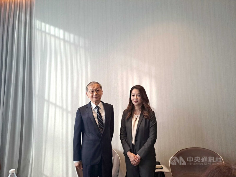 電纜及不銹鋼廠華新麗華16日發表冷精棒全新品牌「奇沃 Steeval」,副董事長王錫欽(左)表示,不銹鋼盤元產線生產的冷精棒除應用於汽車產業,也可用於液冷式伺服器機櫃的快接頭,看好市場潛力。右為華新麗華企業策略暨供應鏈管理組織總經理何心怡。中央社記者潘智義攝 114年12月16日