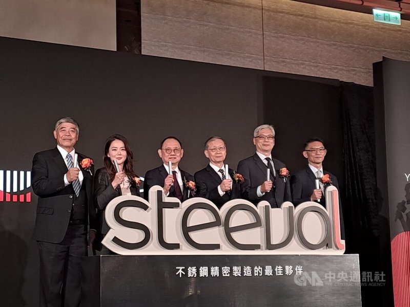 電纜及不銹鋼廠華新麗華16日發表冷精棒全新品牌「奇沃 Steeval」，華新麗華董事長焦佑倫（左3）、副董事長王錫欽（左4）、企業策略暨供應鏈管理組織總經理何心怡（左2）。中央社記者潘智義攝　114年12月16日