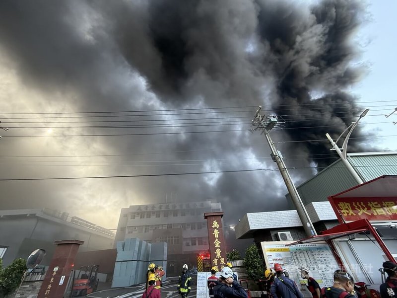高雄大發工業區一間工廠16日中午發生火警,黑煙蔽空,消防獲報馳援,布線滅火。中央社記者董俊志攝 114年12月16日