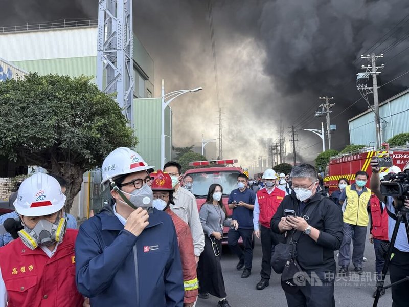 高雄大發工業區一間工廠16日發生火警,市長陳其邁(左2)到場了解搶救情況,也呼籲下風處民眾緊閉門窗、減少外出。中央社記者董俊志攝 114年12月16日