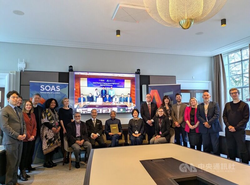 中山大學與倫敦大學亞非學院(SOAS)15日簽約,啟動台英之間第一個碩士雙聯學位學程,SOAS校長哈比(坐中)、駐英國代表姚金祥(坐左2)在倫敦出席儀式,SOAS方面由哈比代表簽約。中央社記者陳韻聿倫敦攝 114年12月16日