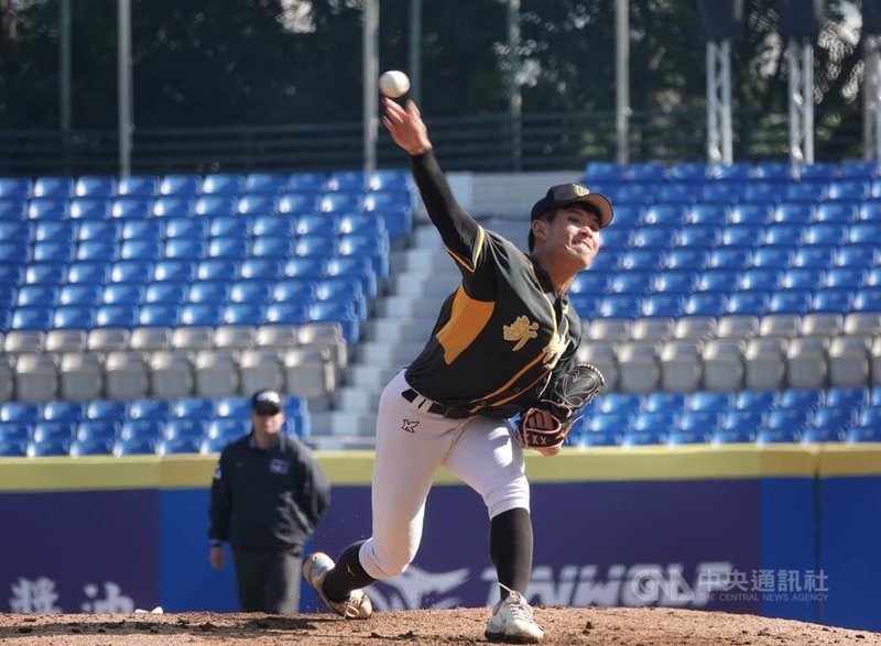 新北U18棒球賽新竹市隊長洪偉哲（圖）展現企圖心，每場先發目標都是完投，16日與宜蘭縣交手，差1個出局數因為手指破皮退場很不甘心，球隊終場以3比1搶勝晉級。中央社記者謝靜雯攝 114年12月16日