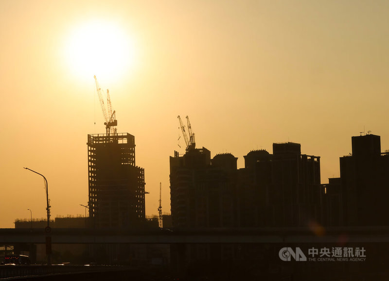 商仲第一太平戴維斯統計，因AI產業崛起，使商用不動產買氣穩定維持，今年大型不動產交易金額為新台幣1501億元，雖年減8%，對照過去10年均線1306億元以上，今年表現沒有想像中差。圖為新北市三重區興建中的建案。中央社記者吳家昇攝　114年12月16日