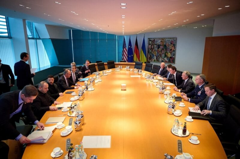 美國官員14日與烏克蘭總統澤倫斯基（左前3）在柏林進行會談。（Ukrainian Presidential Press Service/Handout via 路透社）