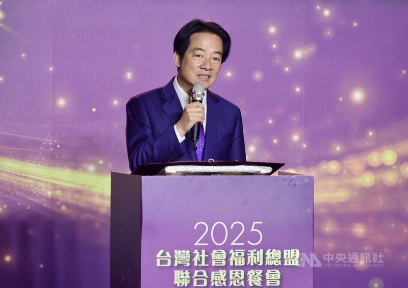 2025台灣社會福利總盟聯合感恩餐會16日晚間在台北舉行,總統賴清德(圖)致詞肯定全國各地公益團體長期深耕社福工作,讓弱勢族群獲得更好照顧,也預祝大家耶誕快樂、新的一年平安順利。中央社記者王飛華攝 114年12月16日