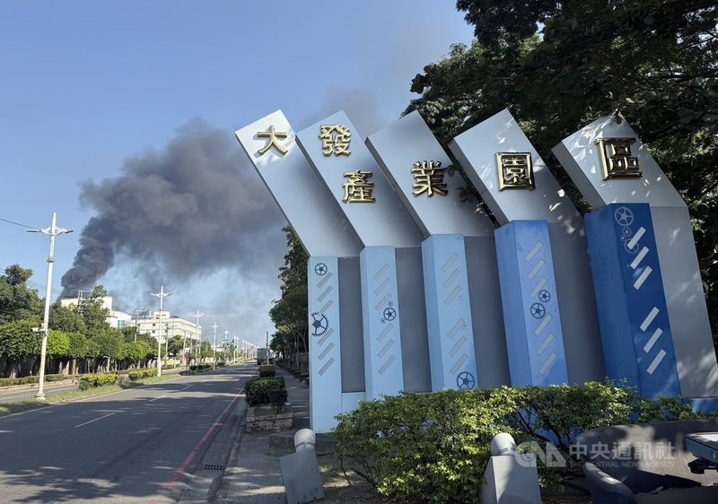高雄大寮區大發工業區一間塑膠工廠16日中午疑似因機台起火，整間工廠竄出濃煙大火，消防局出動33車65人前往灌救，目前無人受傷受困，現場仍在滅火當中。中央社記者董俊志攝 114年12月16日
