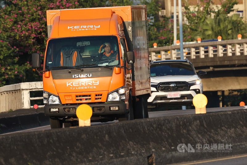 交通部近日預告修正道路交通安全規則,明定新車領牌與後續定期驗車時,前擋風玻璃隔熱紙可見光透過率應為70%以上、前側窗透光率40%以上,預計115年第1季上路。圖為新北市三重區汽車駕駛人以手遮擋刺眼光線。中央社記者吳家昇攝 114年12月16日