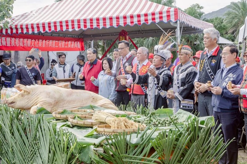 花蓮豐濱鄉公所16日舉行噶瑪蘭文化聚會所新建工程動土典禮，由噶瑪蘭部落頭目依循傳統文化儀式，帶領眾人祈福祝禱，啟動重要文化建設計畫，為部落文化發展揭開嶄新里程。（豐濱鄉公所提供）中央社記者李先鳳傳真　114年12月16日