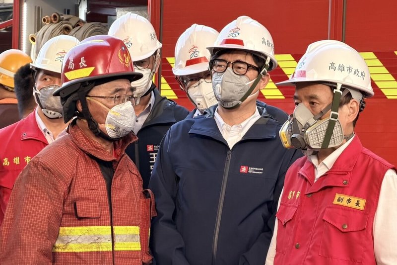 高雄大發工業區一間工廠16日發生火警,火勢猛烈仍在灌救。市長陳其邁(前右2)到場了解救災狀況,他說明,消防局已出動104人跟43輛消防車搶救,目前火勢控制在廠區內,盼不要波及其他區域。(高雄市政府提供)中央社記者洪學廣傳真 114年12月16日