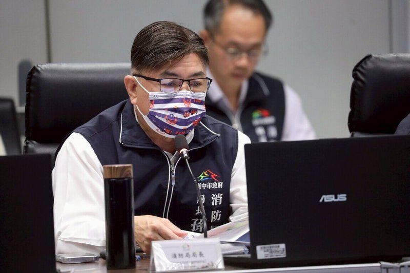 台中市消防局長孫福佑（前）16日在市政會議中專案報告「消防安全台中宜居」，說明已建置「到院前預通知」系統，為腦中風、心肌梗塞民眾爭取黃金急救時間10到15分鐘。（台中市政府提供）中央社記者郝雪卿傳真　114年12月16日