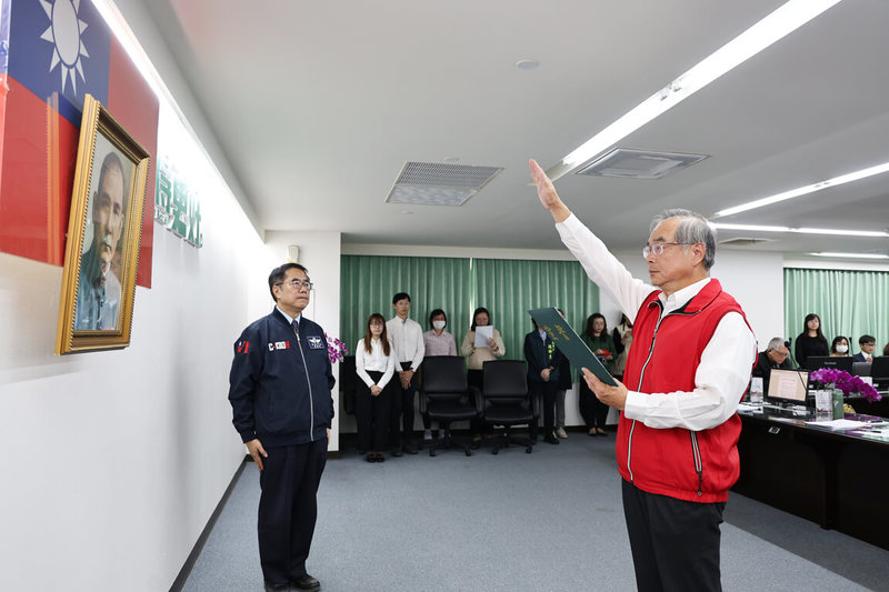 台南市政府消防局長李明峯12日請辭獲准，由副局長楊宗林（前右）接任，16日在市政會議宣誓就職。（台南市政府提供）中央社記者張榮祥台南傳真　114年12月16日