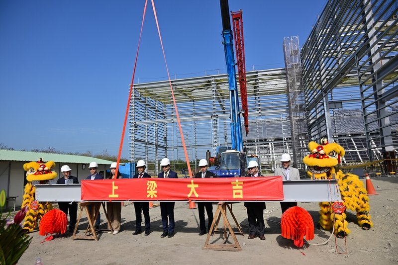 國科會轄下國研院海洋中心規劃在高雄建置重型海洋科儀自研自製基地，16日舉行上梁典禮。國研院院長蔡宏營（右4）等人在大梁前合影。（國研院提供）中央社記者趙敏雅傳真　114年12月16日