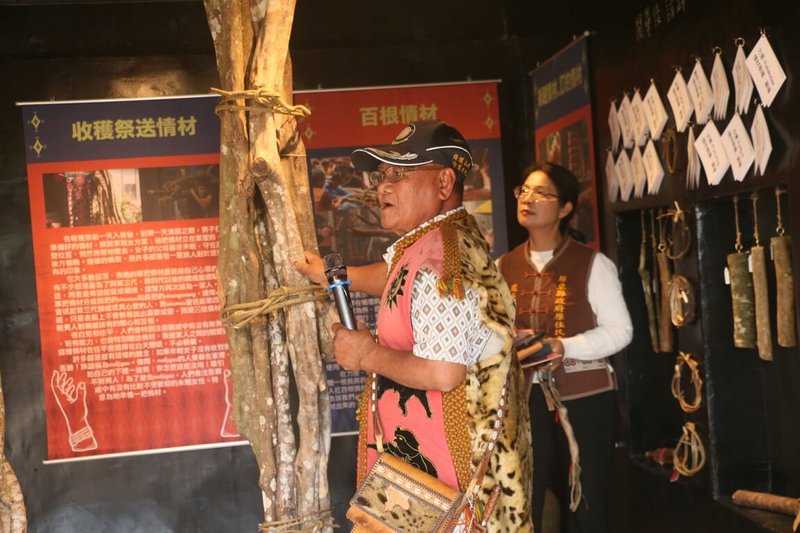 屏東縣來義鄉白鷺社區發展協會「排灣族送情材文化計畫成果展-我愛你怎麼辦」,16日在南和村舊農會開展;展覽內容包含田調部落地圖、情材文化生活脈絡、情材採集、情材削剪與綑綁、收穫祭送情材儀式、百根情材儀式、鞦韆情材及訂約情材儀式,情材回禮8個面向,並展現排灣族各部落不同的特色送情材文化。(屏東縣來義鄉白鷺社區發展協會提供)中央社記者黃郁菁傳真 114年12月16日