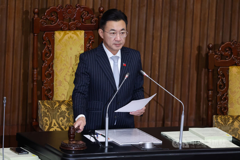 立法院會16日處理技師法第11條及第42條條文修正草案，針對涉及歧視性用語等爭議調整。立法院副院長江啟臣（圖）敲錘宣布三讀通過。中央社記者翁睿坤攝 114年12月16日