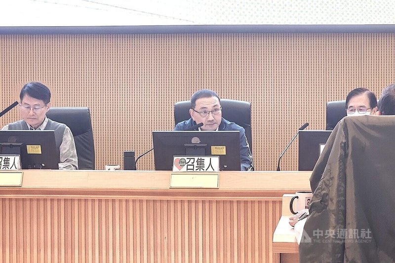 新北市長侯友宜（左2）16日主持道安會報時表示，歲末年初尾牙飲宴漸多，除加強宣導代駕及搭大眾運輸工具返家外，也要求警局加強酒駕及毒駕的取締執法。中央社記者王鴻國攝　114年12月16日