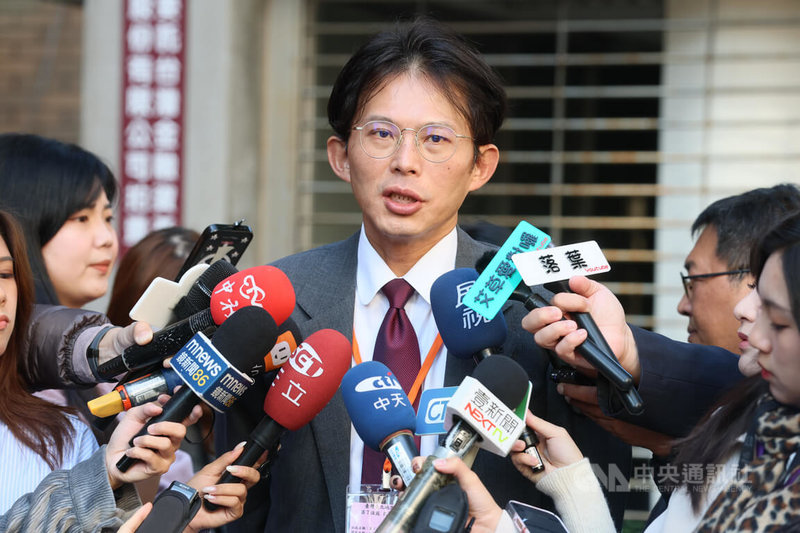 民眾黨主席黃國昌（中）16日上午赴台北地方法院旁聽京華城案，並接受媒體聯訪回應相關時事。中央社記者謝佳璋攝  114年12月16日