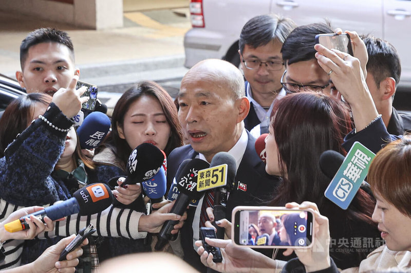 前立法院長游錫堃16日在立法院舉行「台灣民主路－書法集」新書發表會，立法院長韓國瑜（中）出席支持，會前被媒體包圍堵訪。中央社記者鄭清元攝　114年12月16日