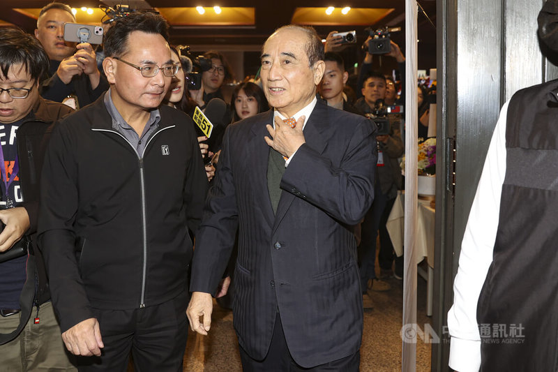 前立法院長游錫堃16日在立法院舉行「台灣民主路－書法集」新書發表會，前立法院長王金平（中）出席支持。中央社記者鄭清元攝　114年12月16日